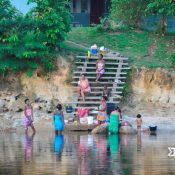 Maroon Communities lavando ropa en el río